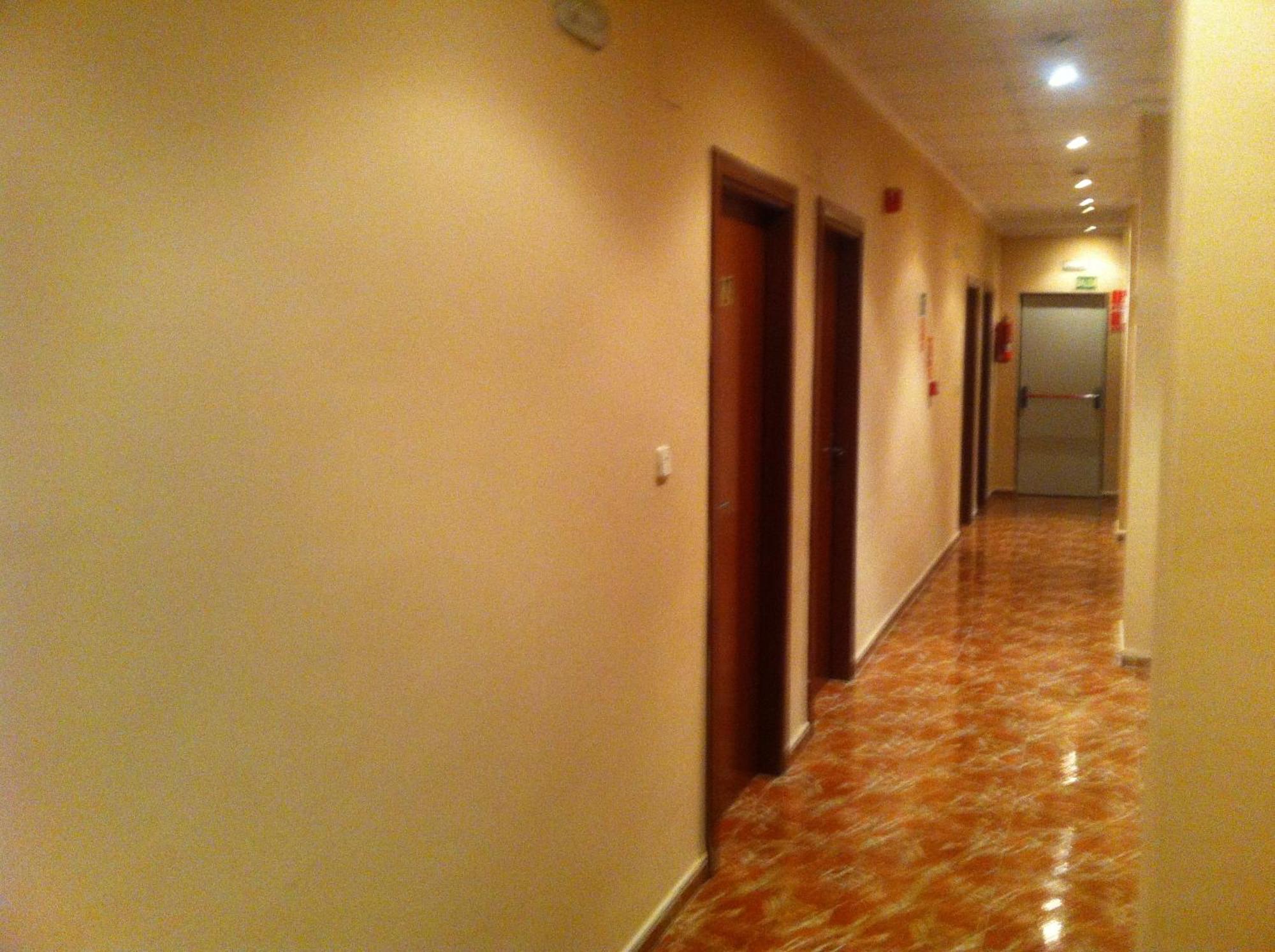 Hotel Манисес Екстериор снимка