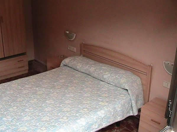 Hotel Манисес Екстериор снимка